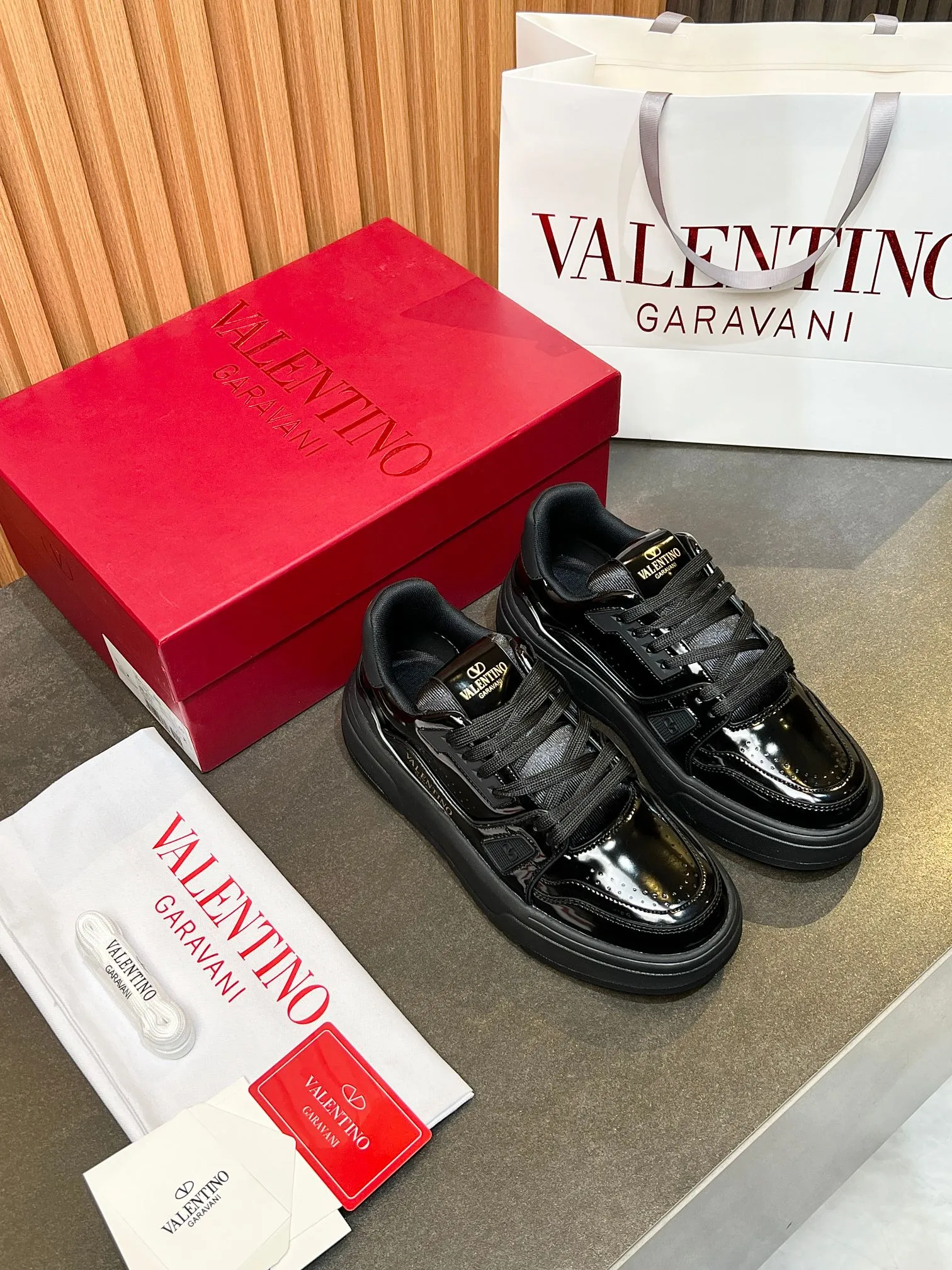👟👟Ex-factory price 680👟👟 𝑽𝒂𝒍𝒆𝒏𝒕𝒊𝒏𝒐Valentino 𝑶𝒏𝒆𝑺𝒕𝒖𝒅 Couple's sneaker series Valentino 2025 latest couple's sneakers same style for celebrities Hot sale. The original ZP was purchased and dismantled. Repeated printing and modification. Trying to restore the original version 1:1! Top luxury masterpiece, soft and comfortable, combining fashion and leisure, bringing excellent and elegant texture and excellent on-foot comfort. Top purchasing version upper: imported calfskin surface/original oil edge craftsmanship. Lining: water-dyed cowhide lining. Outsole: original development 𝐓𝐏𝐔 two-color combination outsole. Packaging: original configuration complete package. Code number: 34-44